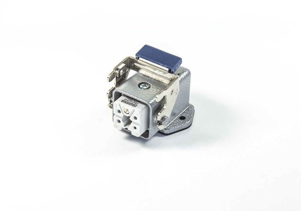 Emas EBM05PE46 Metal 5 Kontak Eğik Tip Priz 10A Alttan Girişli 1 Metal Mandallı Çok Kontaklı
