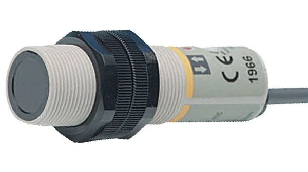 Omron E3F2-DS10B4-N PNP 10 Cm Cisimden Yansımalı Sensör